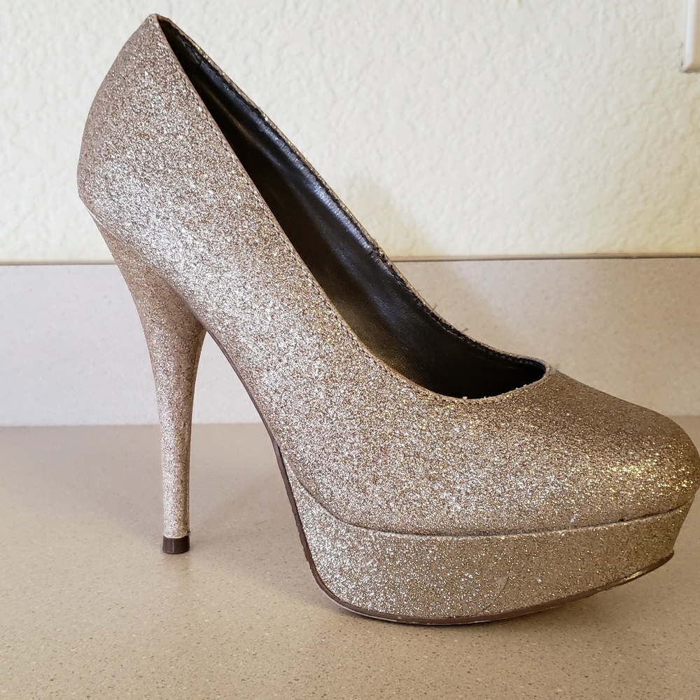 GOLD SPARKLY HIGH HEELS!